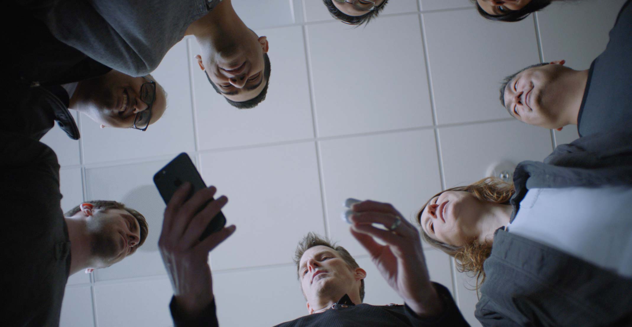 Een groep medewerkers samen in discussie over de AirPods