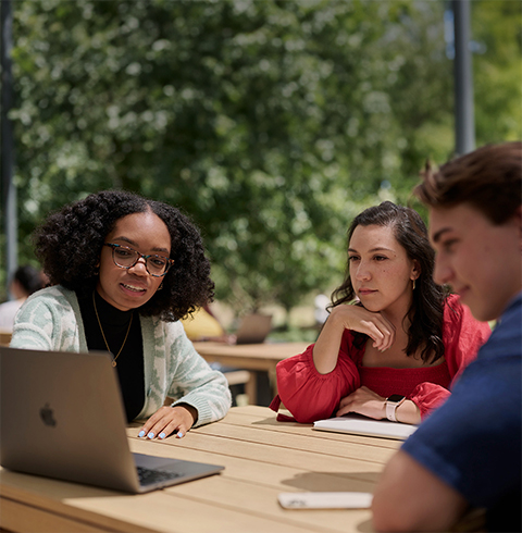 Een groepje Apple stagiairs werkt samen in Caffè Macs.