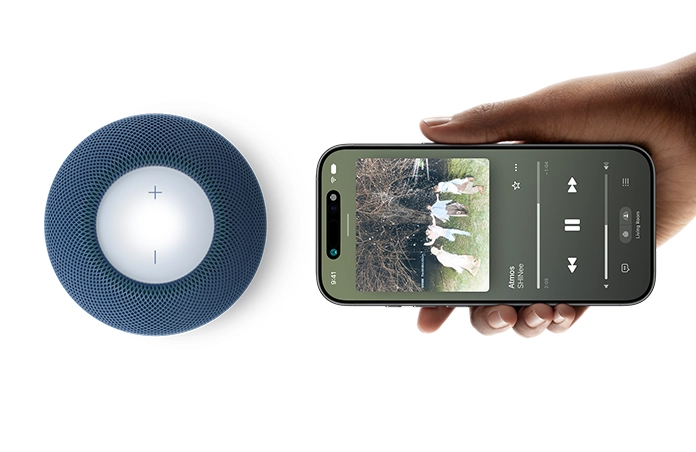 HomePod mini 2 及 iPhone：一隻手拿著橫向的 iPhone 靠近藍色 HomePod mini 2 旁邊，使用接手功能