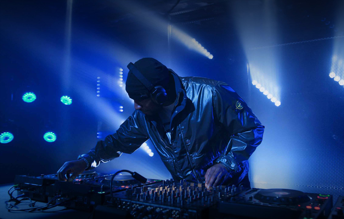 Un DJ care mixează la un concert de muzică live.