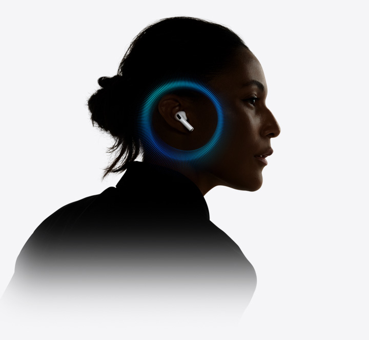 O persoană purtând AirPods Pro 2 cu unde sonore în jurul urechii.