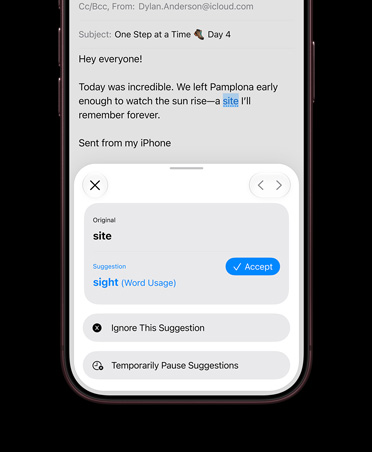 جهاز iPhone&nbsp;18&nbsp;Pro، لون عنّابي، شاشة تعرض Siri&nbsp;AI وهو يدقق إيميل في تطبيق البريد