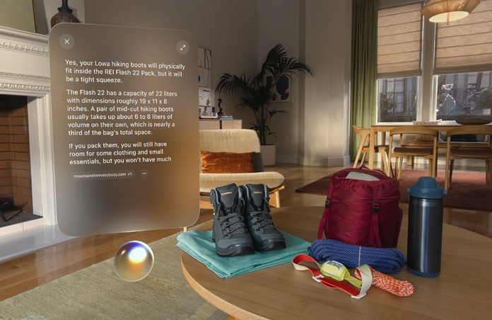 منظر من خلال Apple Vision Pro، محادثة مع Siri عما إذا كانت حقيبة الظهر ستتسع لحذاء المشي، تحوم هذه المحادثة فوق Siri وإلى اليسار زوج من أحذية المشي ومعدات أخرى خاصة بالأنشطة الخارجية
