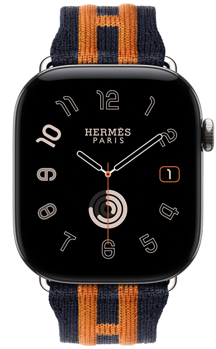 銀色鈦金屬錶殼 Apple Watch Hermès Series 12，採用同心圓指針錶面 (小時、分鐘與秒針，以及多項複雜功能，包括日期、活動記錄圓圈)，右側外觀上有數位錶冠、凸起的側邊按鈕，搭配 Bleu Nuit/Orange 午夜藍色配經典橘色 Rocabar Club 錶帶，展示深藍色針織材質，飾有橙色凸起條紋設計，巧妙融入 Hermès H 標誌