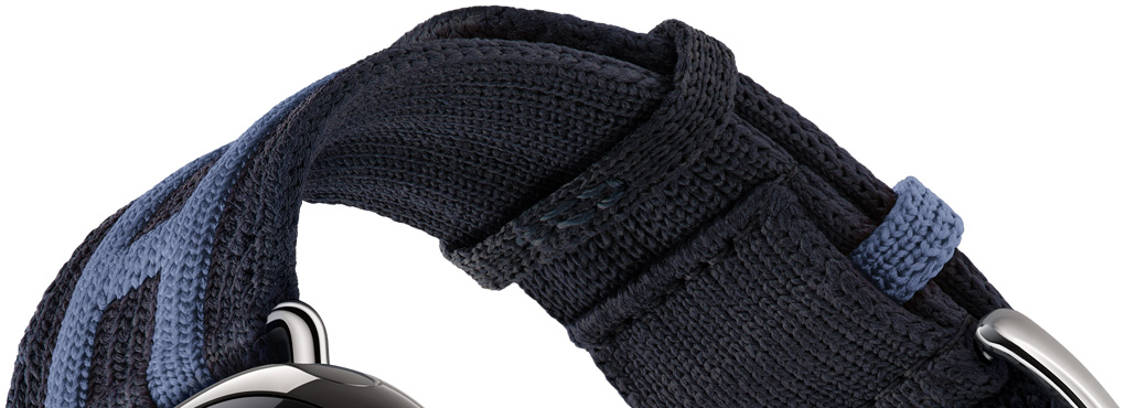 Apple Watch Hermès Series 12 Bleu Nuit/Bleu Brighton 午夜藍色配亮藍色 Rocabar Club 錶帶細節，展示深藍色針織材質，飾有淡藍色凸起條紋設計，巧妙融入 Hermès H 標誌