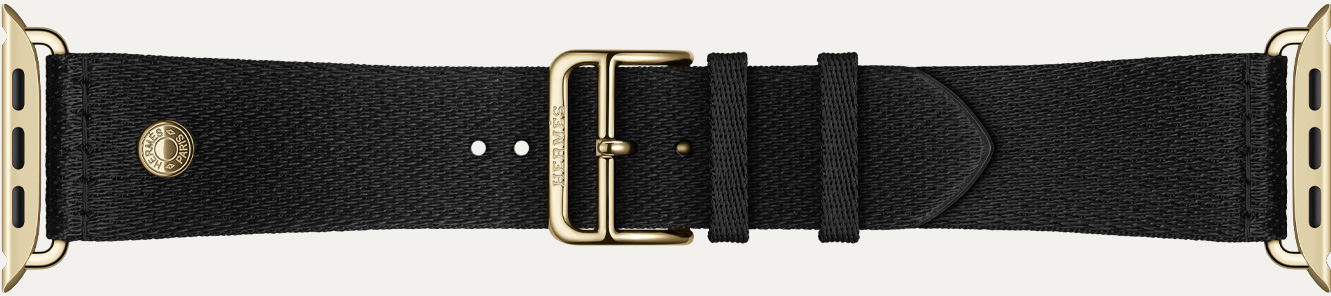 Apple Watch Hermès Series 12 Noir 黑色 Satin Clou de Selle 錶帶細節，光滑的黑色緞面織帶搭配燦金色五金飾件