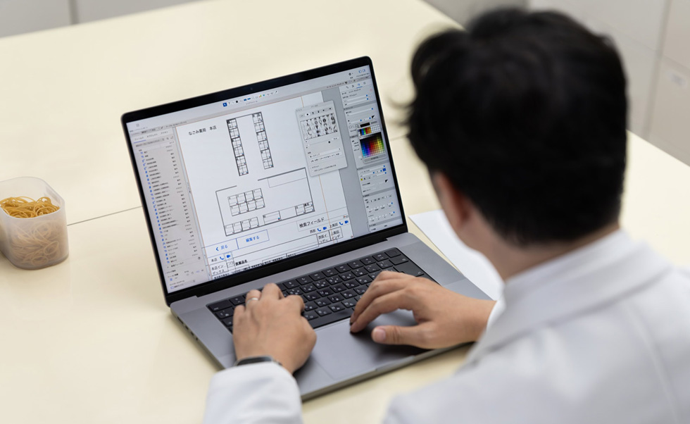 Watanabe criou um sistema digital personalizado para os funcionários gerirem inventários complexos de medicamentos sujeitos a receita médica.