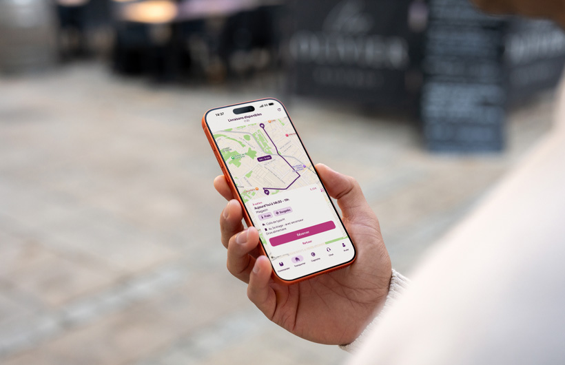 Les conducteurs et conductrices enregistrés choisissent les livraisons dans l’app Tut Tut et utilisent Apple Plans pour effectuer leur trajet
