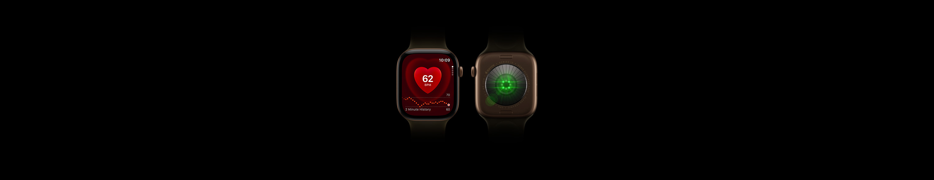 Două dispozitive Apple&nbsp;Watch&nbsp;Series&nbsp;12, carcasă din aluminiu, culoare Bronz închis, curea Sport de culoare Măsliniu, unul afișând partea frontală a ceasului cu aplicația Ritm cardiac, celălalt afișând partea din spate a ceasului cu Sistemul de detecție a sănătății cu luminile LED verzi