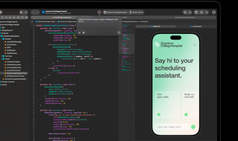  MacBook Pro, Xcode, l’éditeur de code affiche un commentaire disant de connecter l’app à Apple Intelligence, aperçu d’un iPhone, app Quantum College Hospital, du texte invite à dire bonjour à l’assistant de planification des horaires, des boutons pour voir les quarts de travail disponibles et échanger son prochain quart